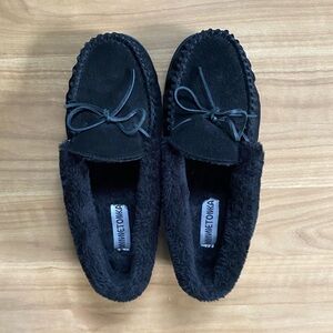 Minnetonka Black Sued w/ Faux Fur Moccasin Style House Slippers. Women Size 10.